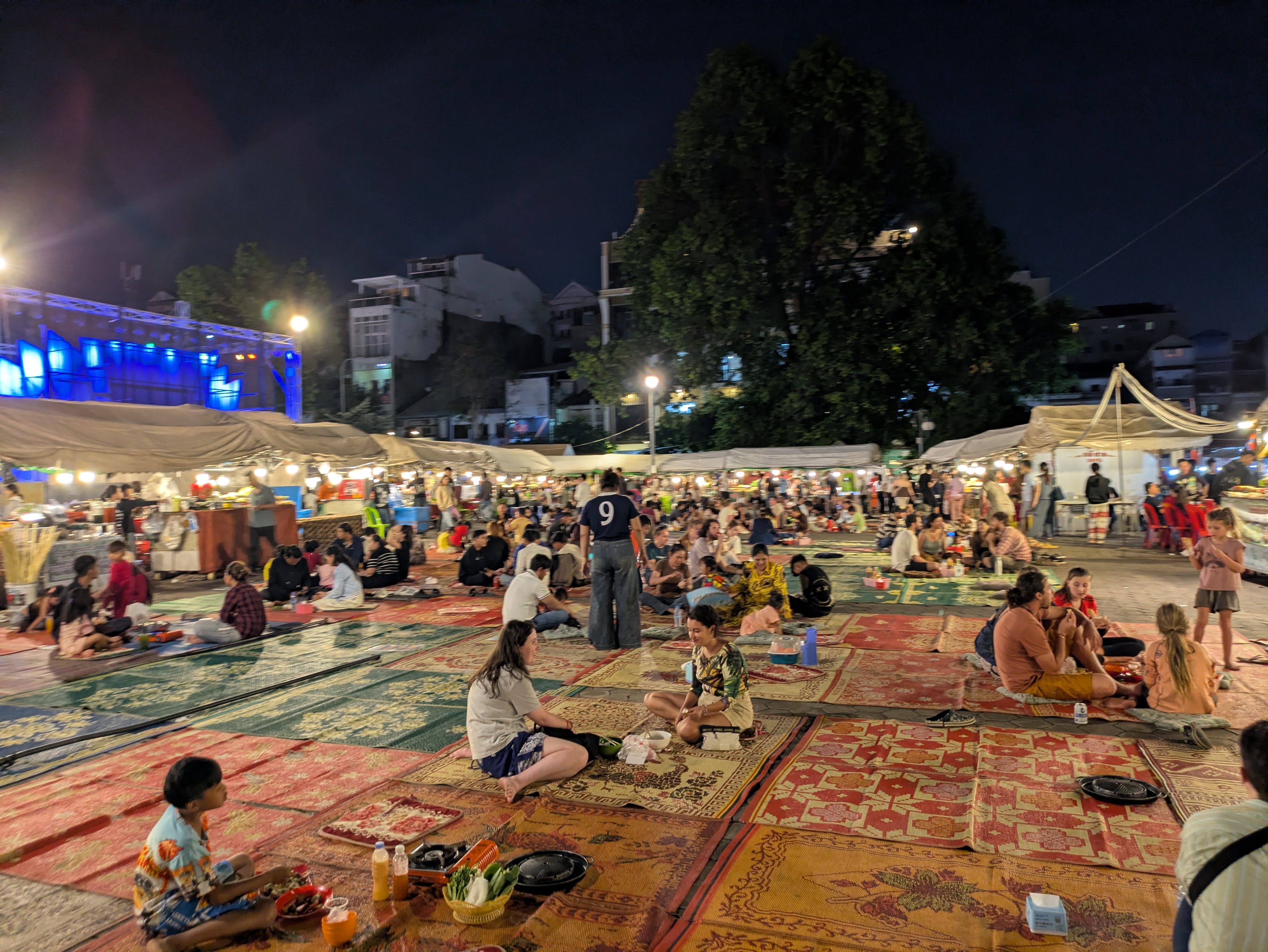 បរិយាកាសល្ងាចតាម Sisowath Quay