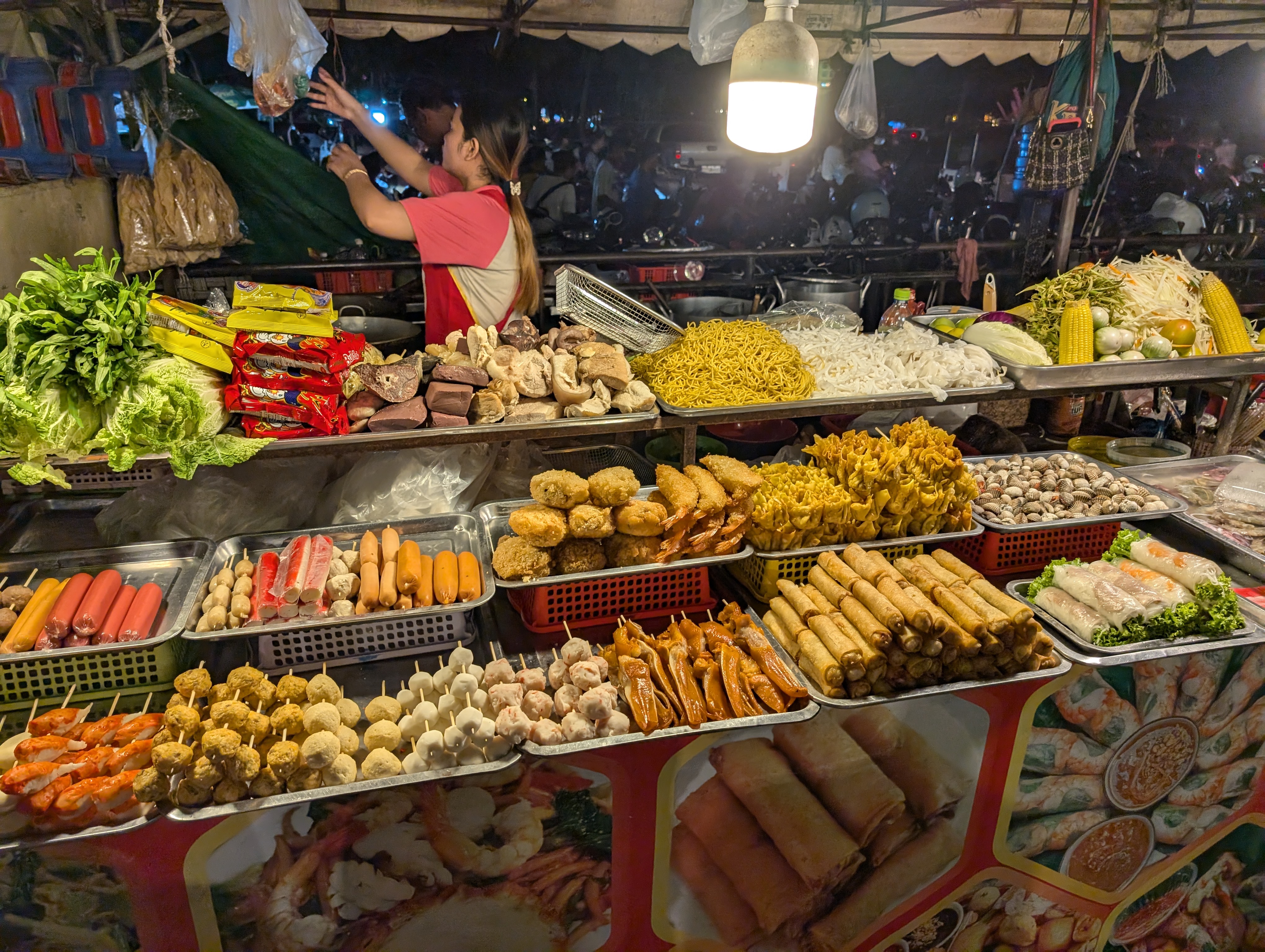 វត្ថុចម្លាក់ដៃ និងវត្ថុអនុស្សាវរីយ៍កំពុងតាំងបង្ហាញ