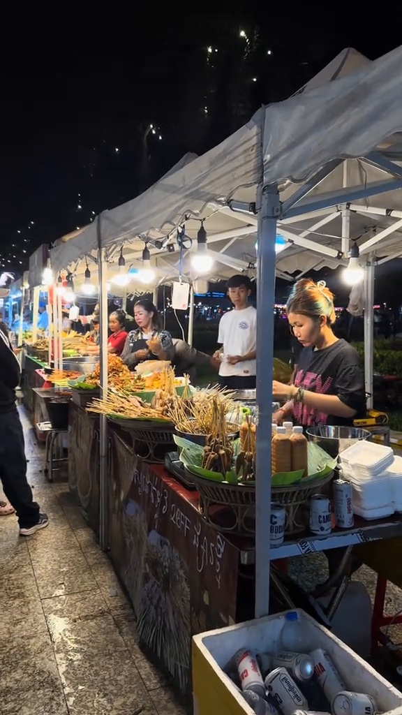 អ្នកទិញកំពុងមើលទំនិញផ្សារ