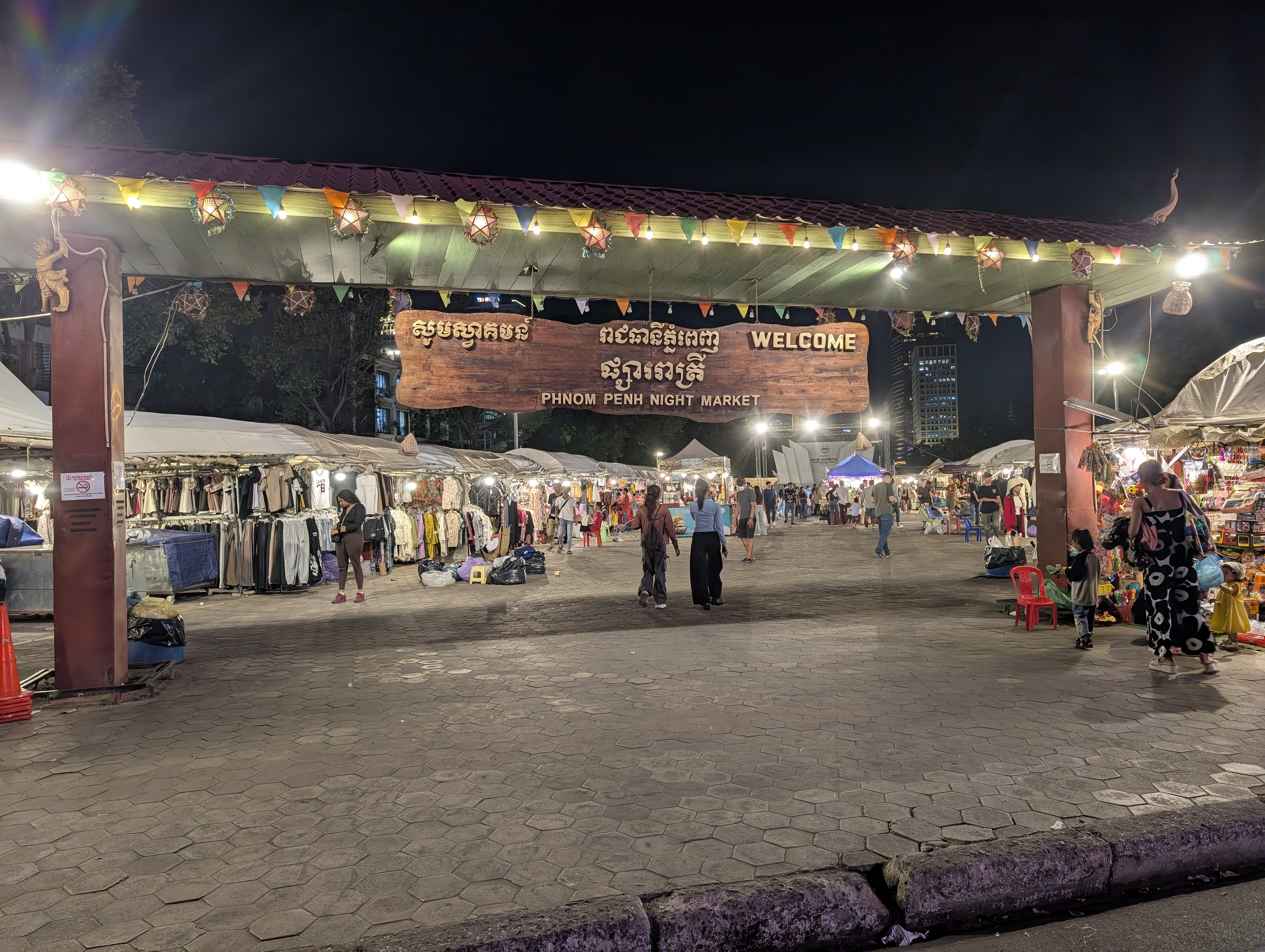 តូបពណ៌ចម្រុះនៅផ្សាររាត្រីភ្នំពេញ